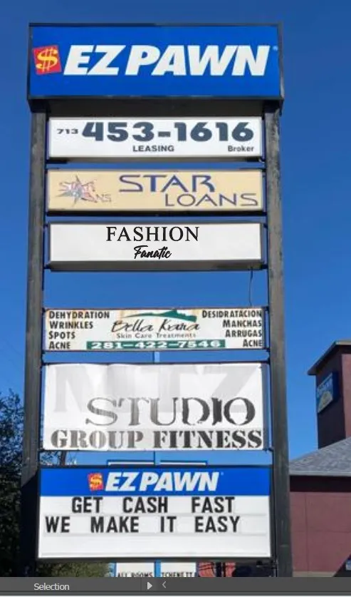 Multi-tenant pylon sign with several tenant panels
